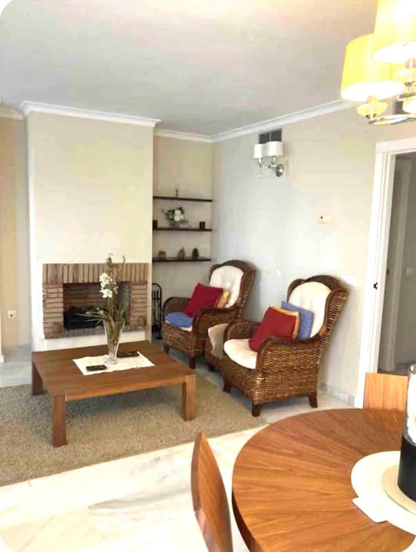 - Sleeps 6 Pool & Private Terrace Apartemen Marbella